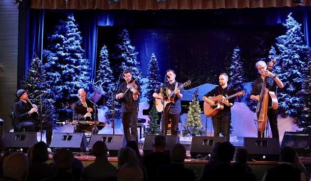 Lunasa: Irish Christmas Celebration