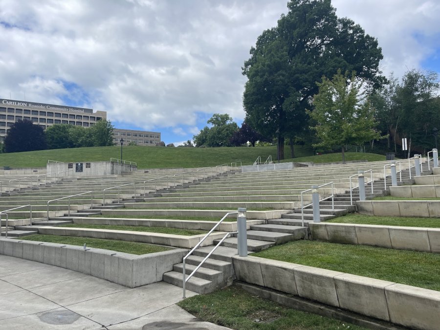 Elmwood Park Amphitheater — photo 3 of 4