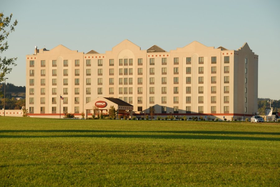 Vernon Downs — photo 2 of 4