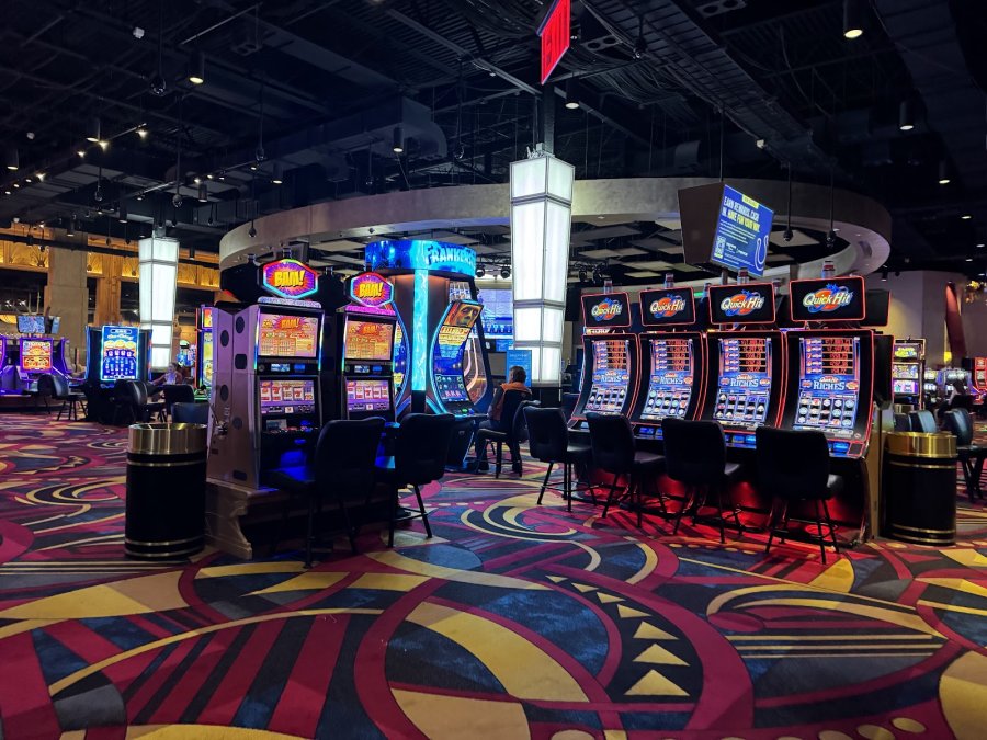 Hollywood Casino at Penn National Race Course — photo 3 of 4