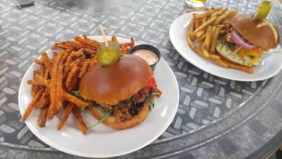 Louis' Pub — photo 2 of 4