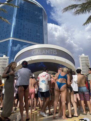 LIV Beach At Fontainebleau — photo 2 of 4