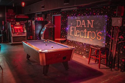 Dan Electro's Guitar Bar — photo 3 of 4